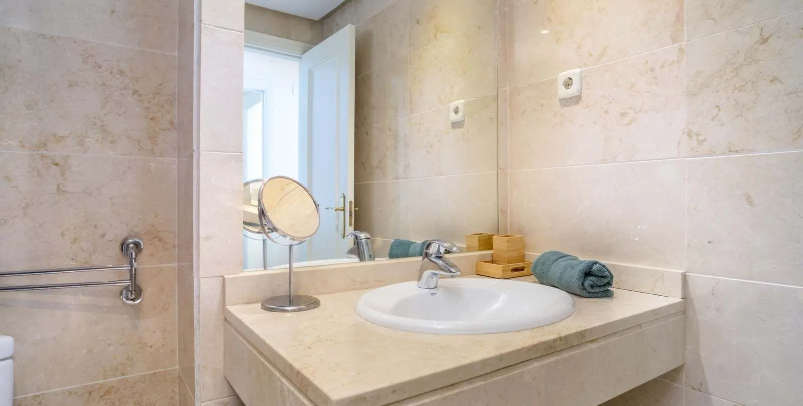 Venta de apartamento en planta media en Marbella 17