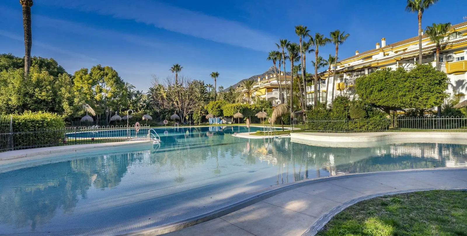 Venta de apartamento en planta media en Marbella 26
