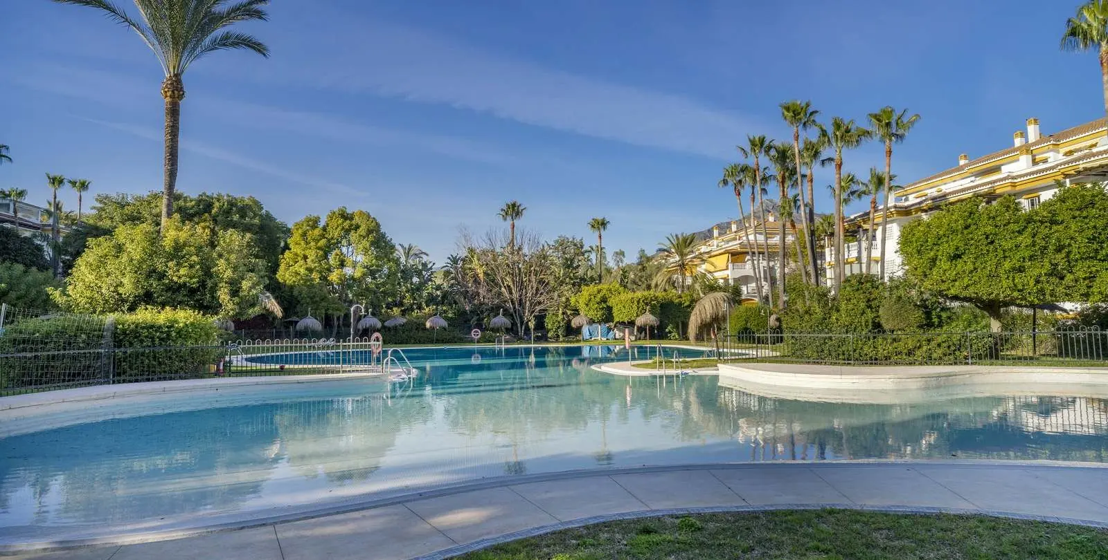 Venta de apartamento en planta media en Marbella 27