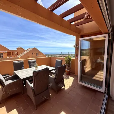 Venta de apartamento en planta media en Elviria