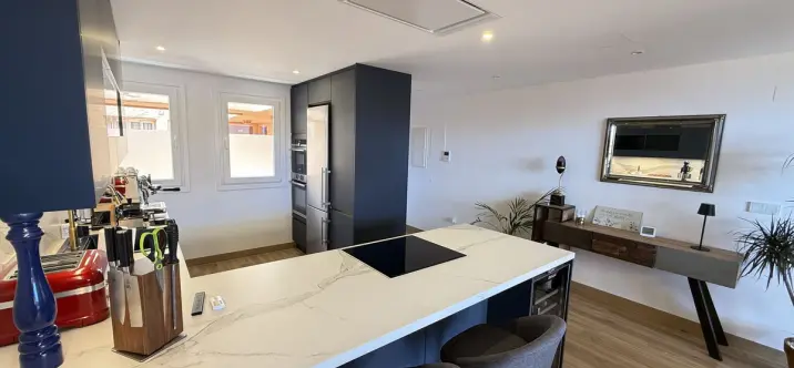 Venta de apartamento en planta media en Elviria 2