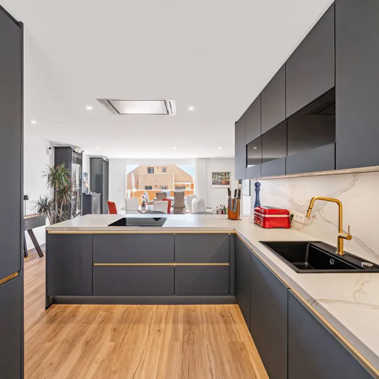 Продажа апартаментов на среднем этаже в Elviria