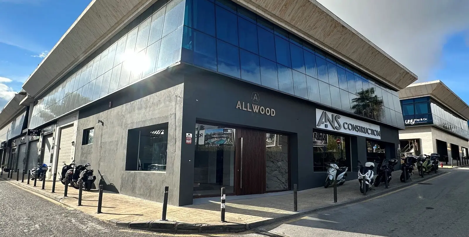 Sale of commercial premises in Puerto Banús 1