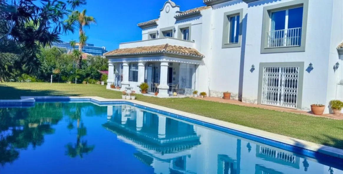 Venta de villa independiente en Estepona 1