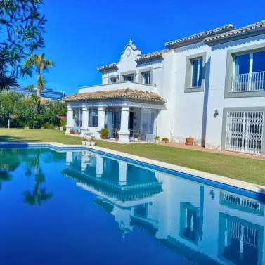 Venta de villa independiente en Estepona