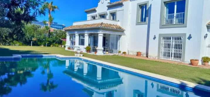 Venta de villa independiente en Estepona 0