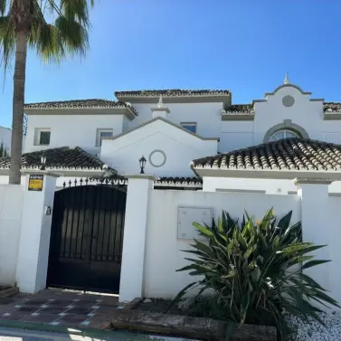 Venta de villa independiente en Estepona