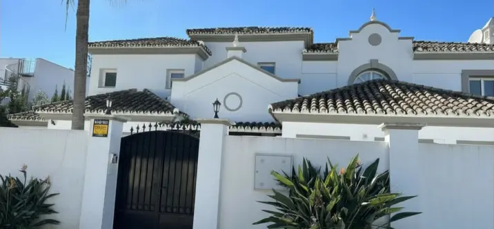 Venta de villa independiente en Estepona 1