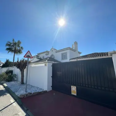Venta de villa independiente en Estepona