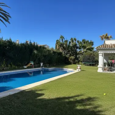Venta de villa independiente en Estepona