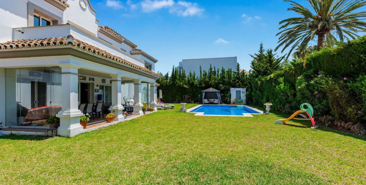 Sale of detached villa in Estepona 51