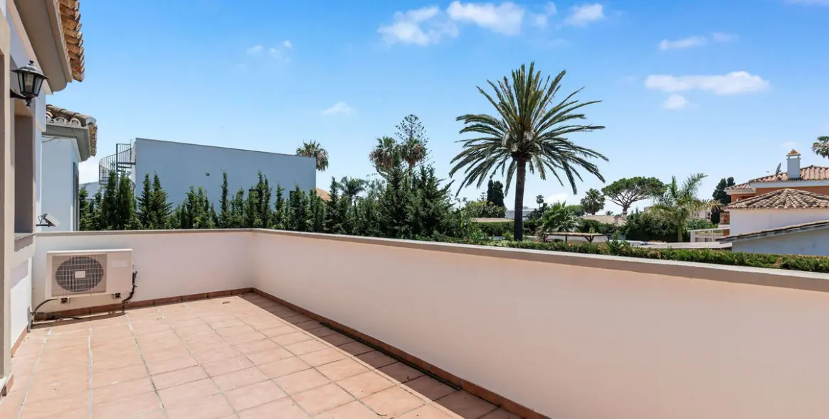 Sale of detached villa in Estepona 64
