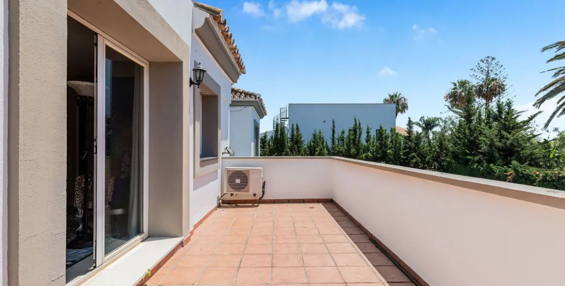 Sale of detached villa in Estepona 65