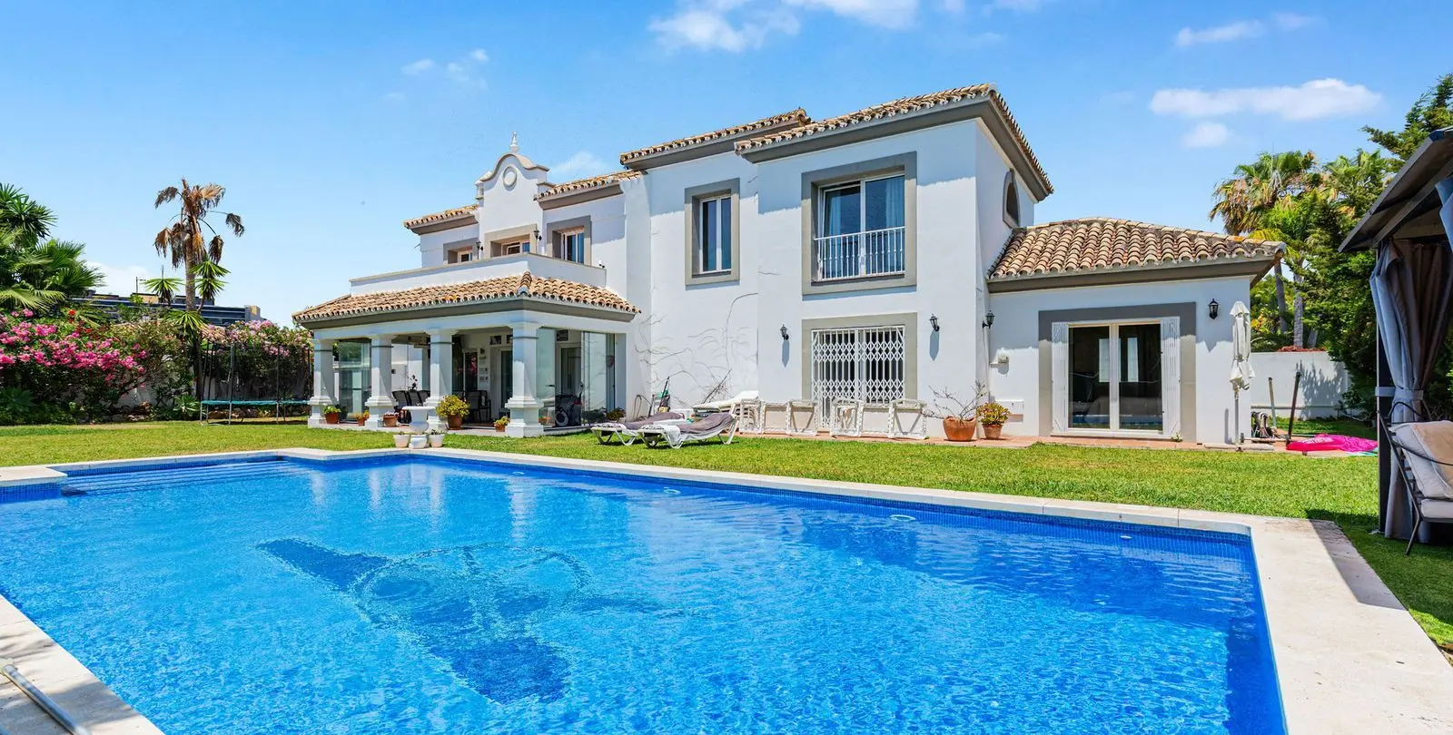 Продажа  отдельно стоящей виллы в Estepona 1