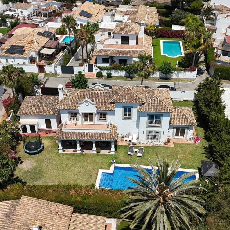 Продажа  отдельно стоящей виллы в Estepona