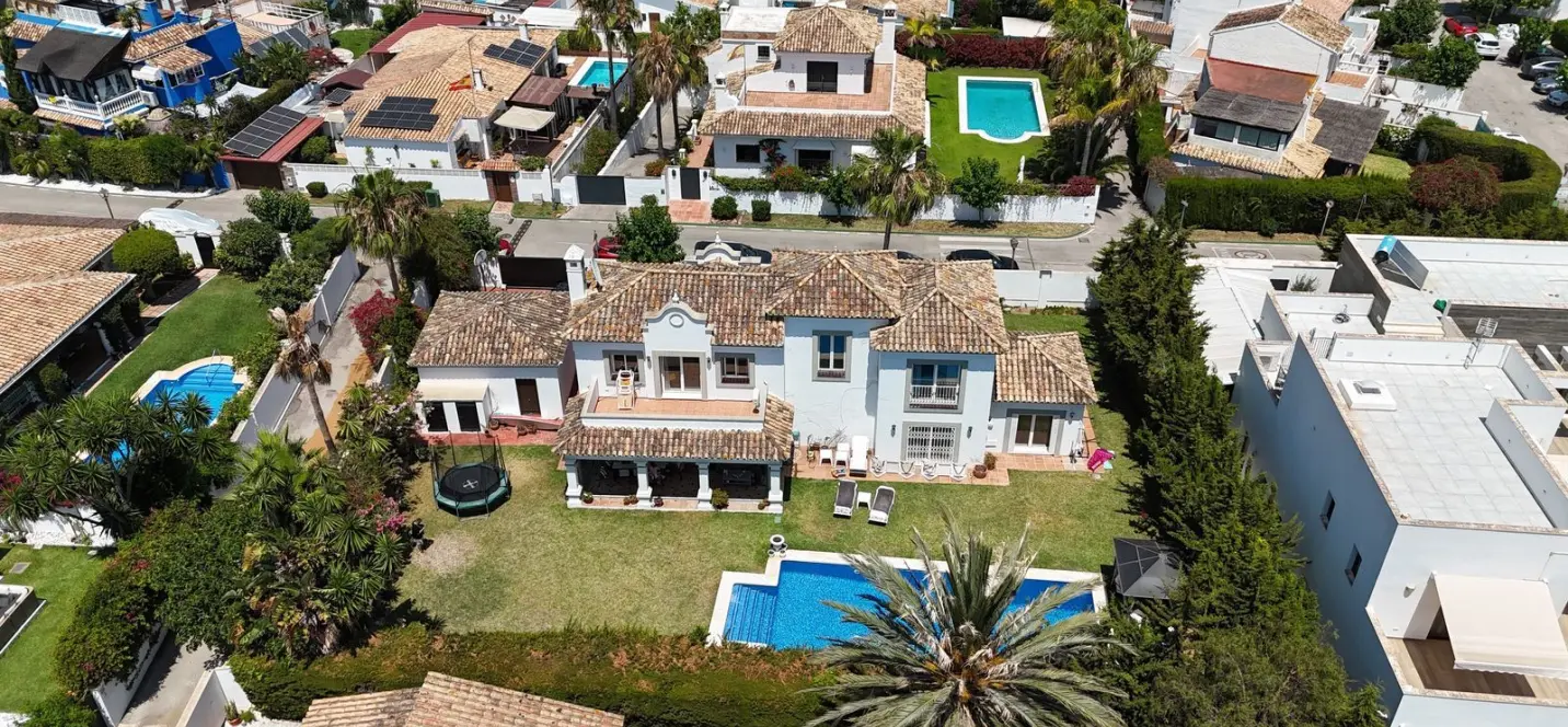 Продажа  отдельно стоящей виллы в Estepona 3