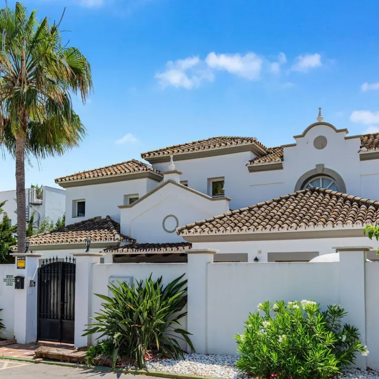 Продажа  отдельно стоящей виллы в Estepona