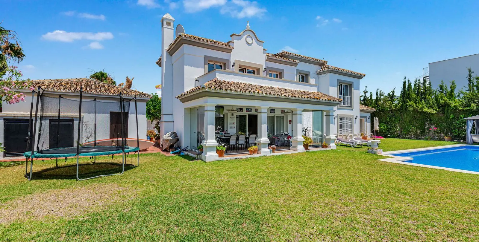 Продажа  отдельно стоящей виллы в Estepona 9