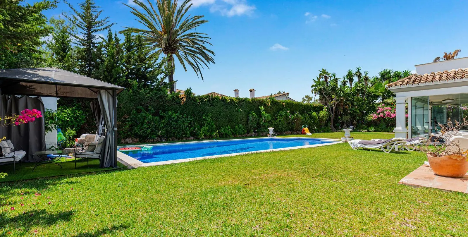 Продажа  отдельно стоящей виллы в Estepona 58