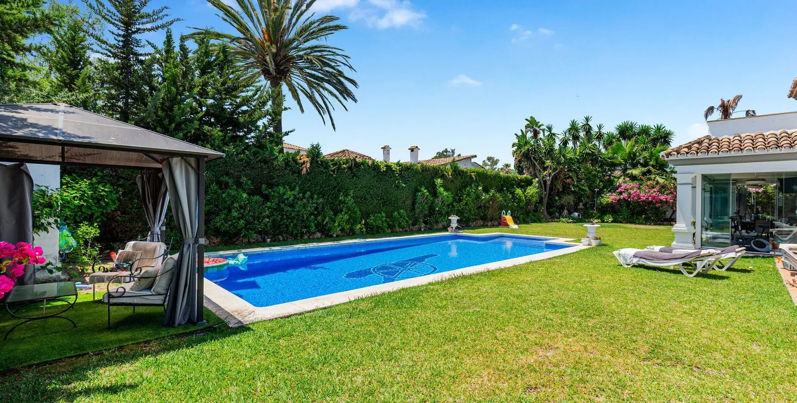 Продажа  отдельно стоящей виллы в Estepona 60