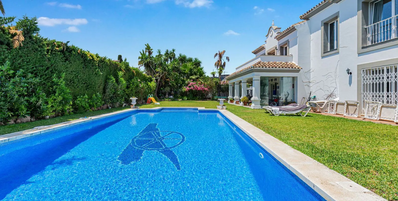 Продажа  отдельно стоящей виллы в Estepona 62