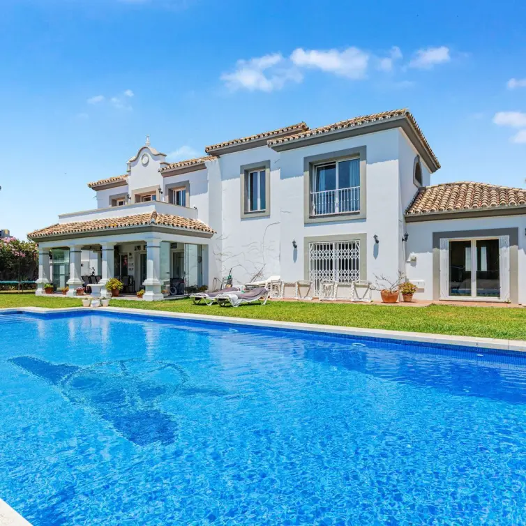 Sale of detached villa in Estepona
