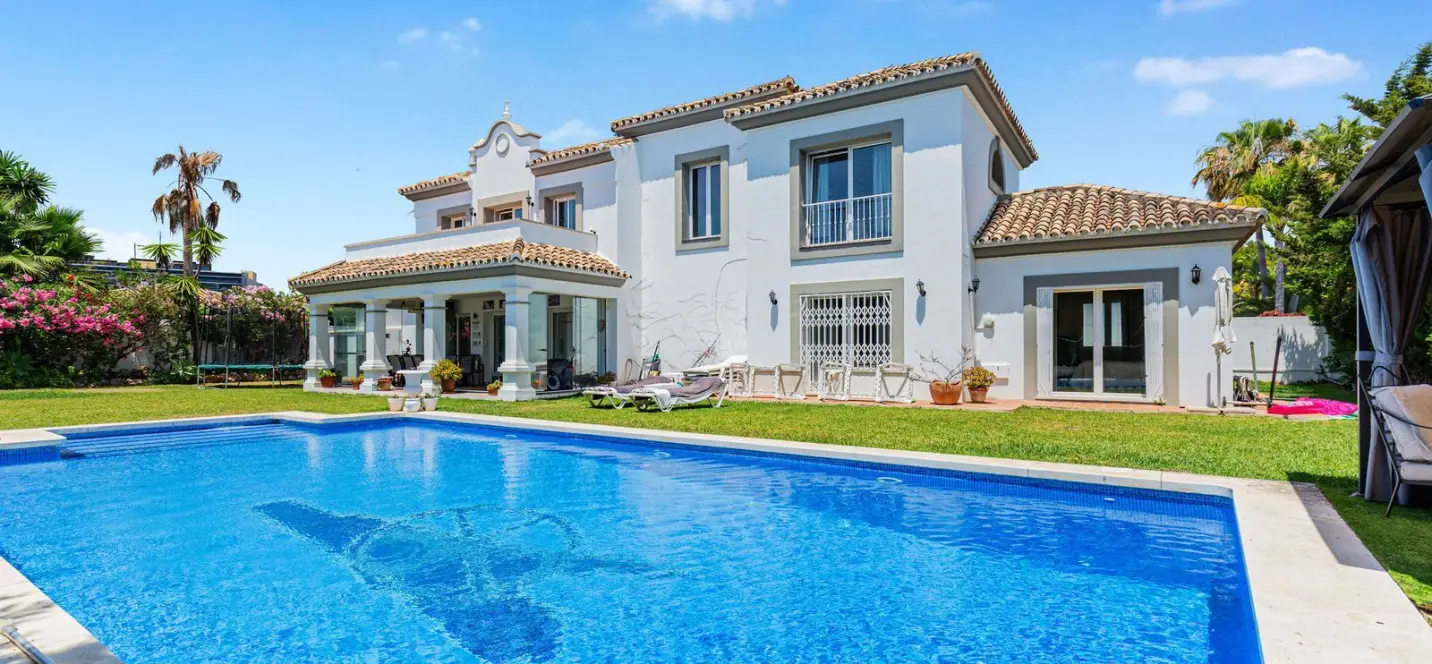 Sale of detached villa in Estepona 0