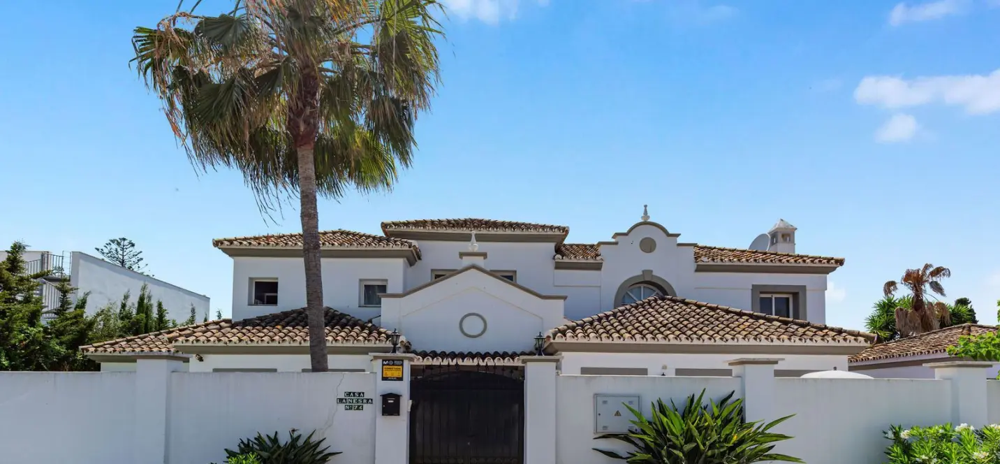 Sale of detached villa in Estepona 1