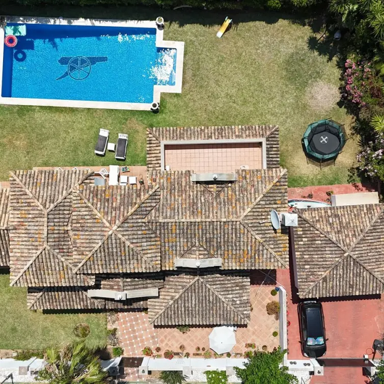 Sale of detached villa in Estepona