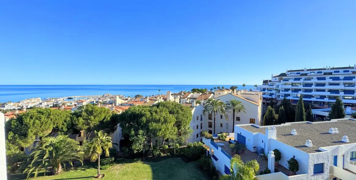 Sale of penthouse in La Duquesa 4