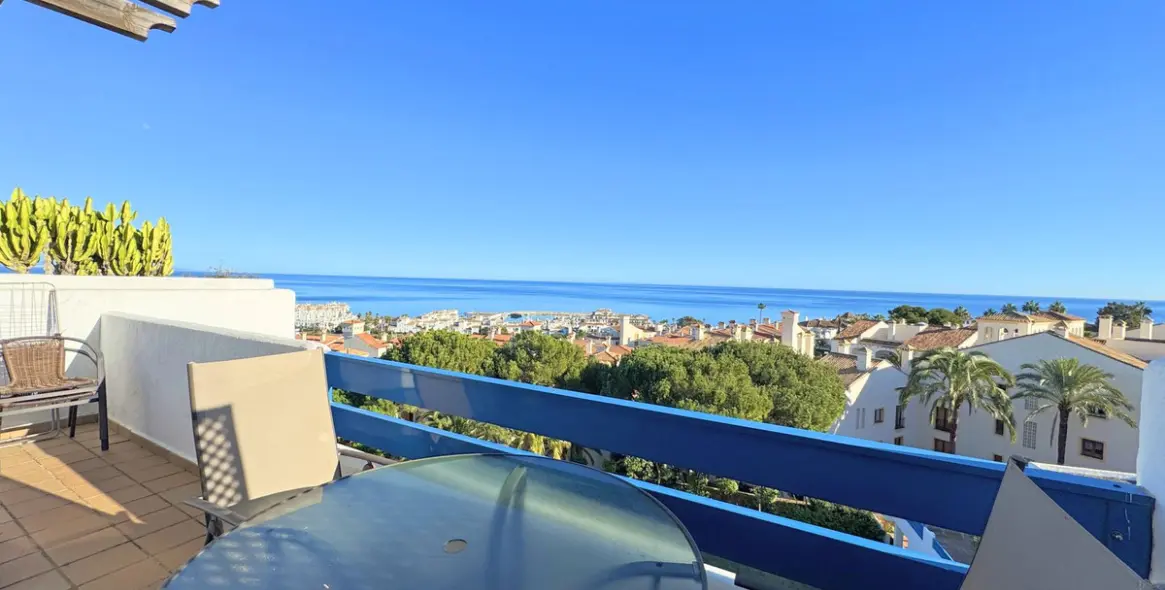 Sale of penthouse in La Duquesa 11
