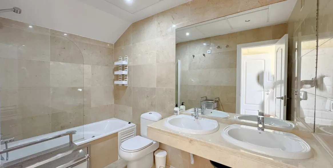 Sale of penthouse in La Duquesa 33