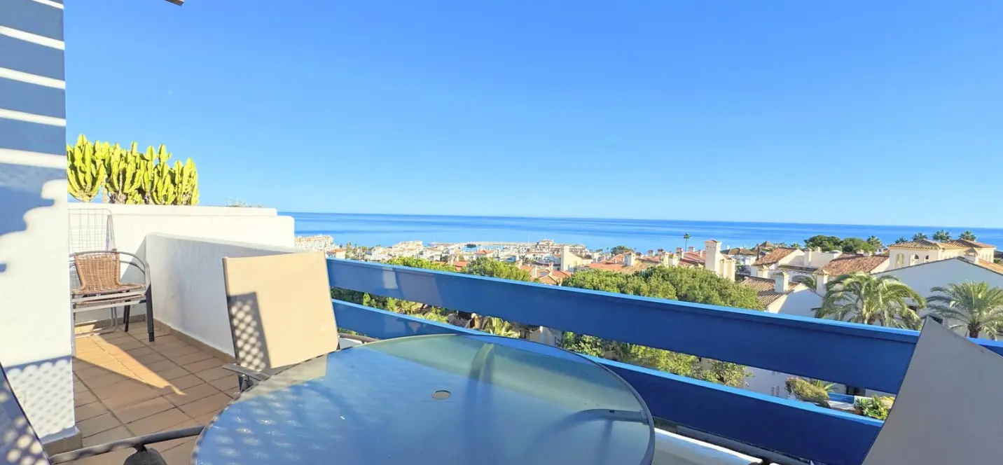 Sale of penthouse in La Duquesa 0