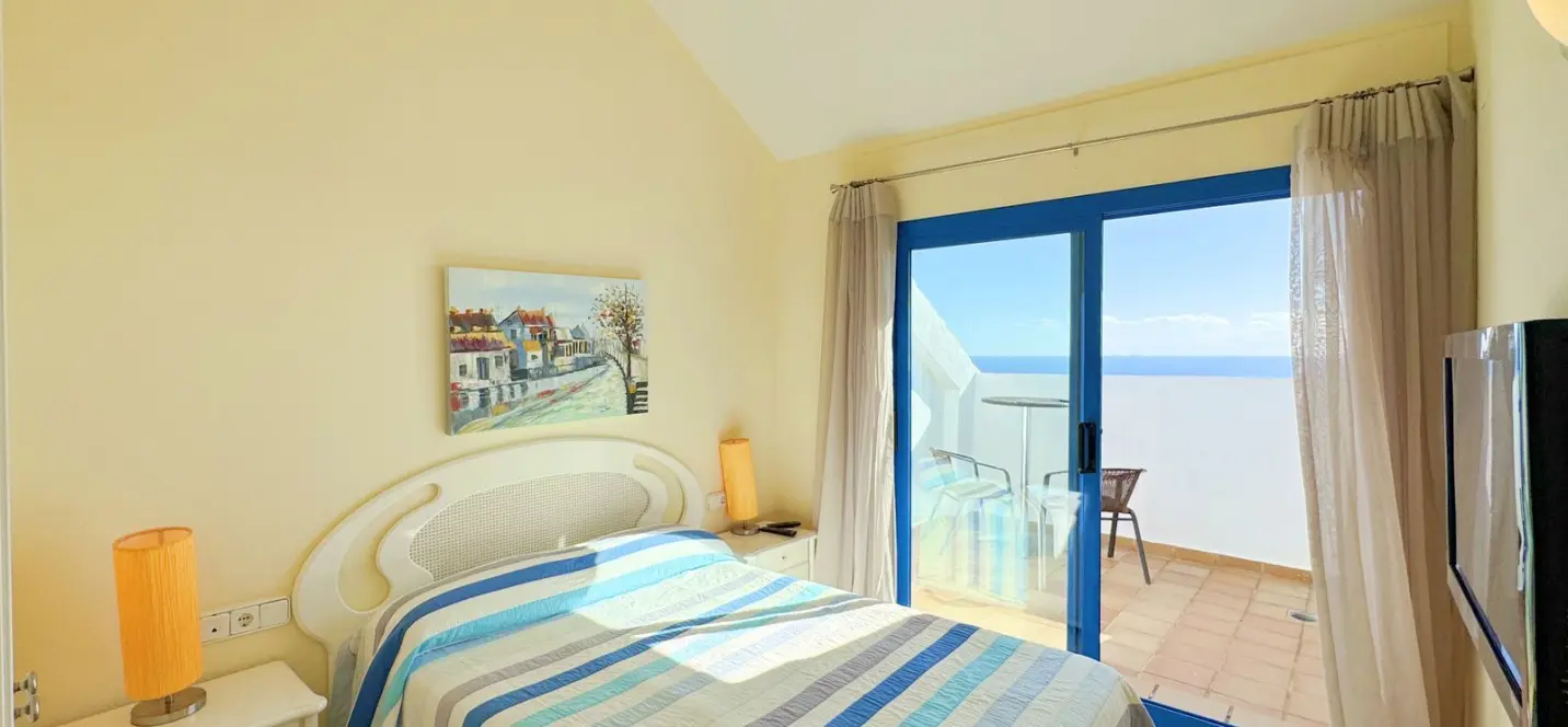 Sale of penthouse in La Duquesa 2