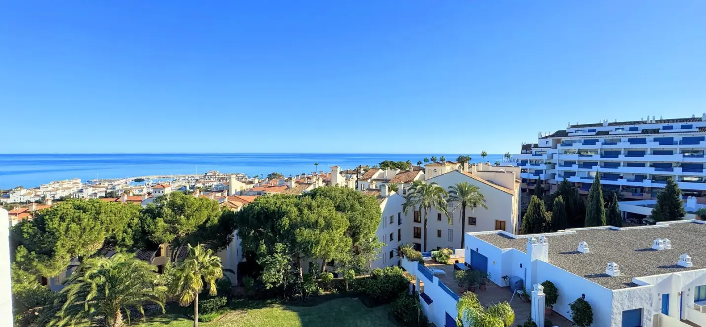 Sale of penthouse in La Duquesa 3