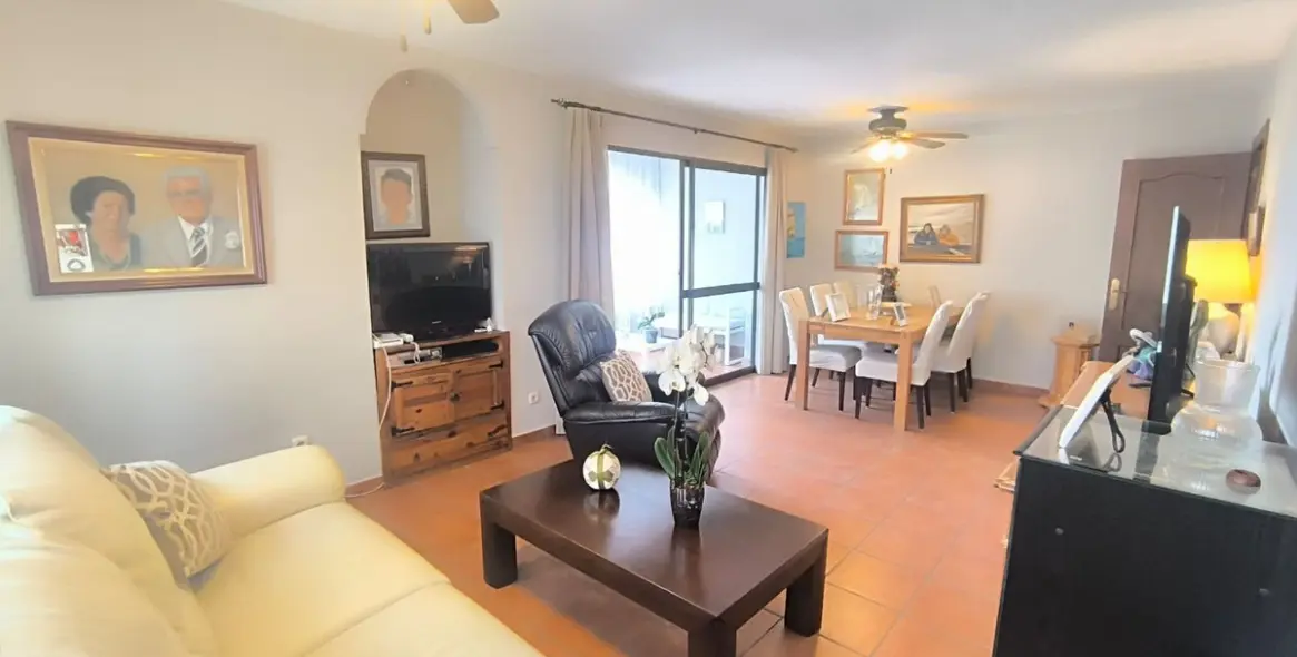 Sale of middle floor apartment in Fuengirola 2