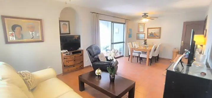Sale of middle floor apartment in Fuengirola 1