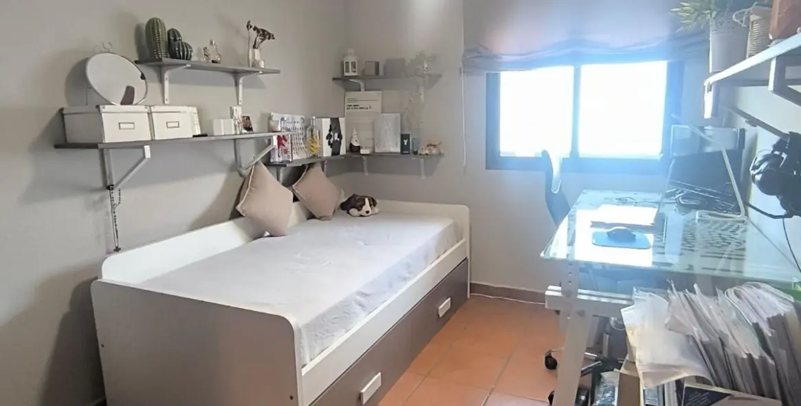 Sale of middle floor apartment in Fuengirola 12