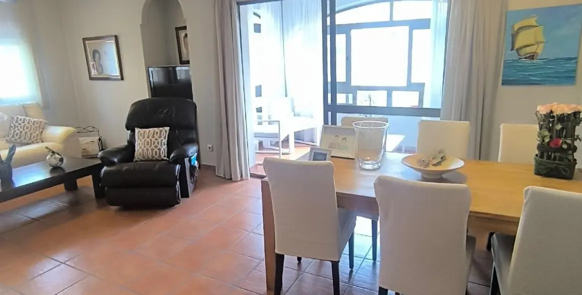 Sale of middle floor apartment in Fuengirola 44