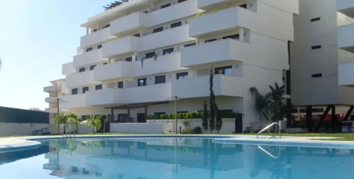 Venta de apartamento en planta baja en Estepona 1