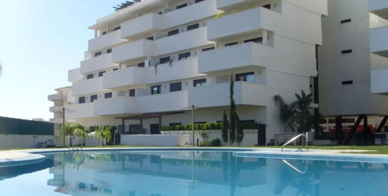 Venta de apartamento en planta baja en Estepona 1