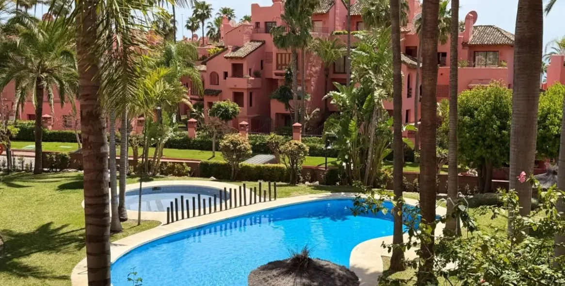 Sale of middle floor apartment in Estepona 1
