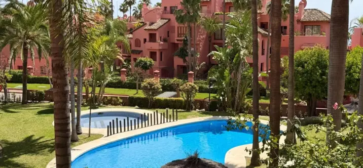 Venta de apartamento en planta media en Estepona 0