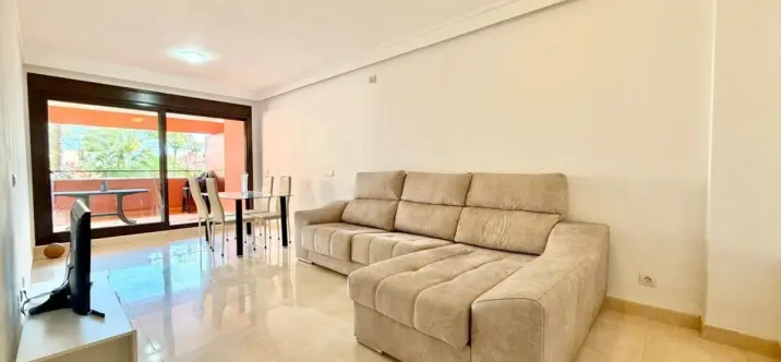 Venta de apartamento en planta media en Estepona 1
