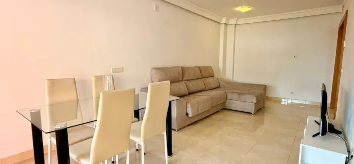 Venta de apartamento en planta media en Estepona 2