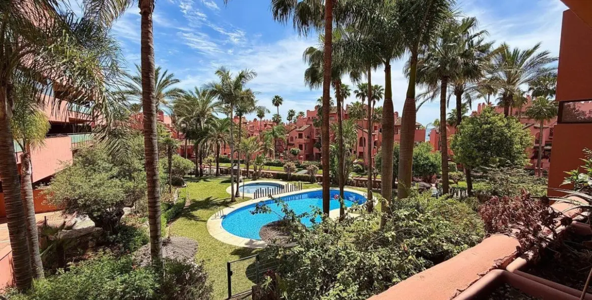 Sale of middle floor apartment in Estepona 13