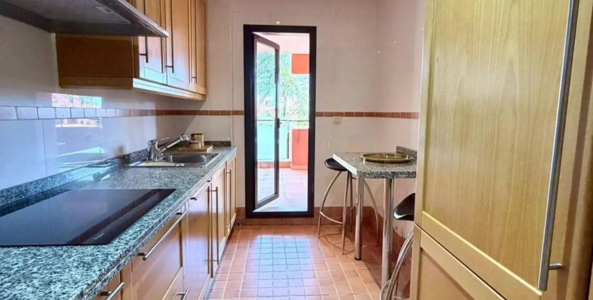 Sale of middle floor apartment in Estepona 16