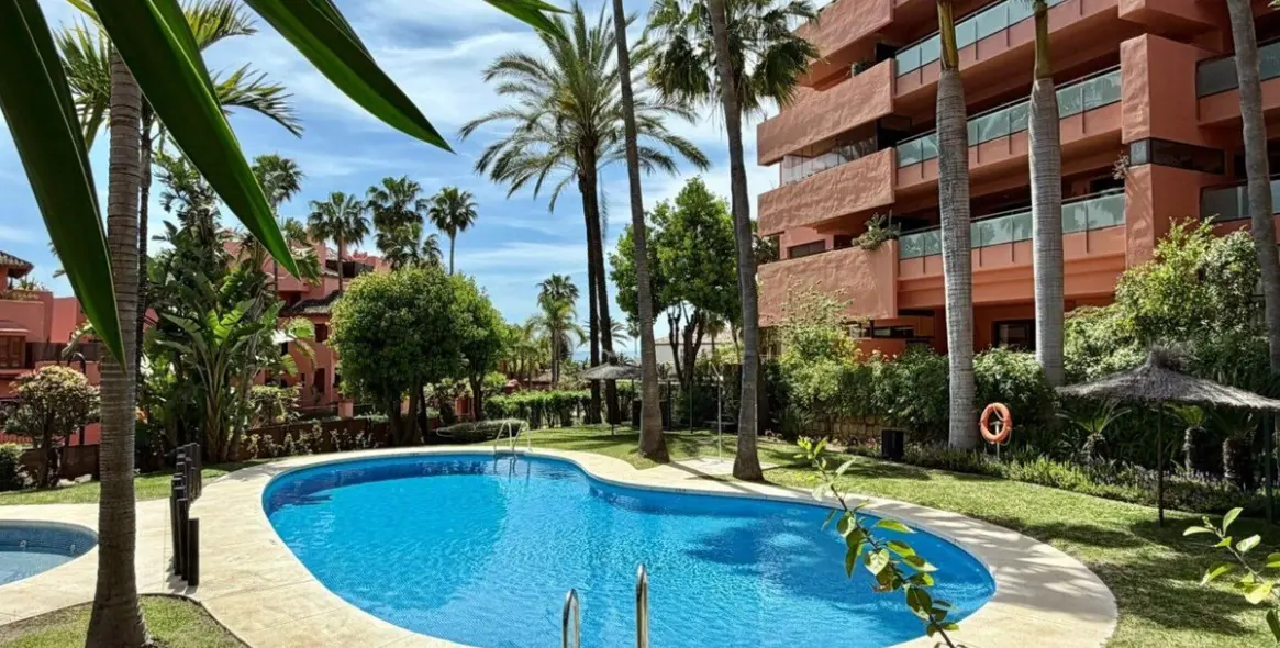 Sale of middle floor apartment in Estepona 17