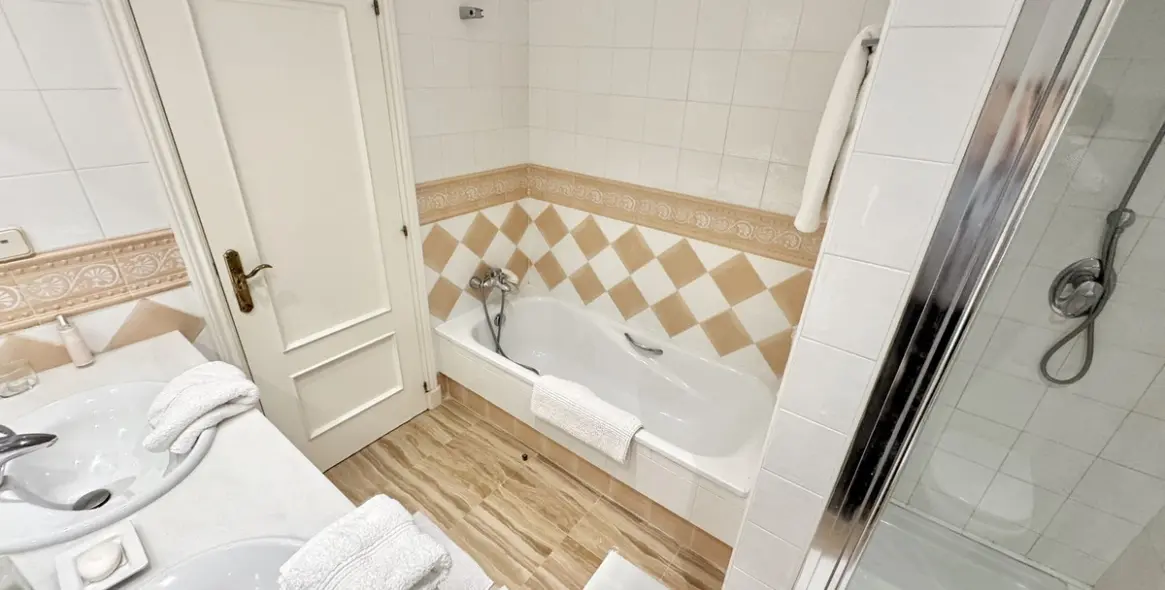Venta de apartamento en planta baja en Elviria 18