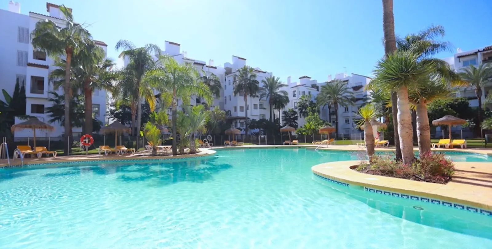 Sale of middle floor apartment in Costalita 1